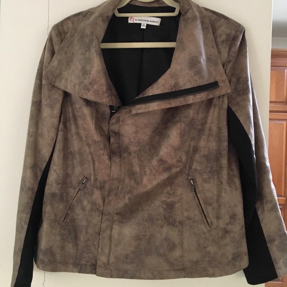 🌻NWOT: Giuliana Rancic Jacket